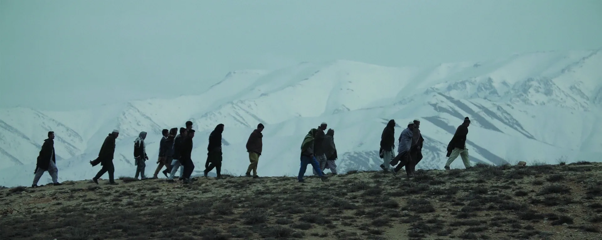 Breedbeeld van wandelende mensen op een bergrug