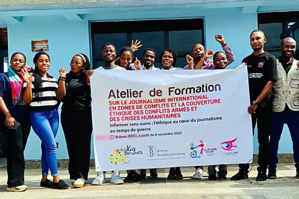 Groepsfoto met vrijwilligers van de Congolese organisatie  La Prunelle