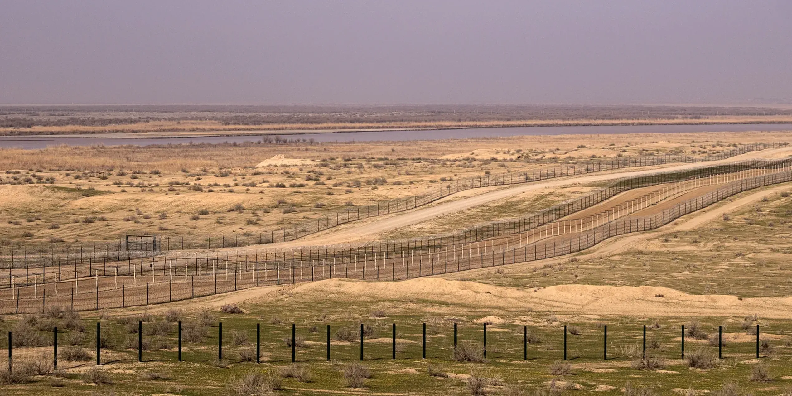 De grens tussen Oezbekistan en Afghanistan. Op de achtergrond de Amu Darjarivier