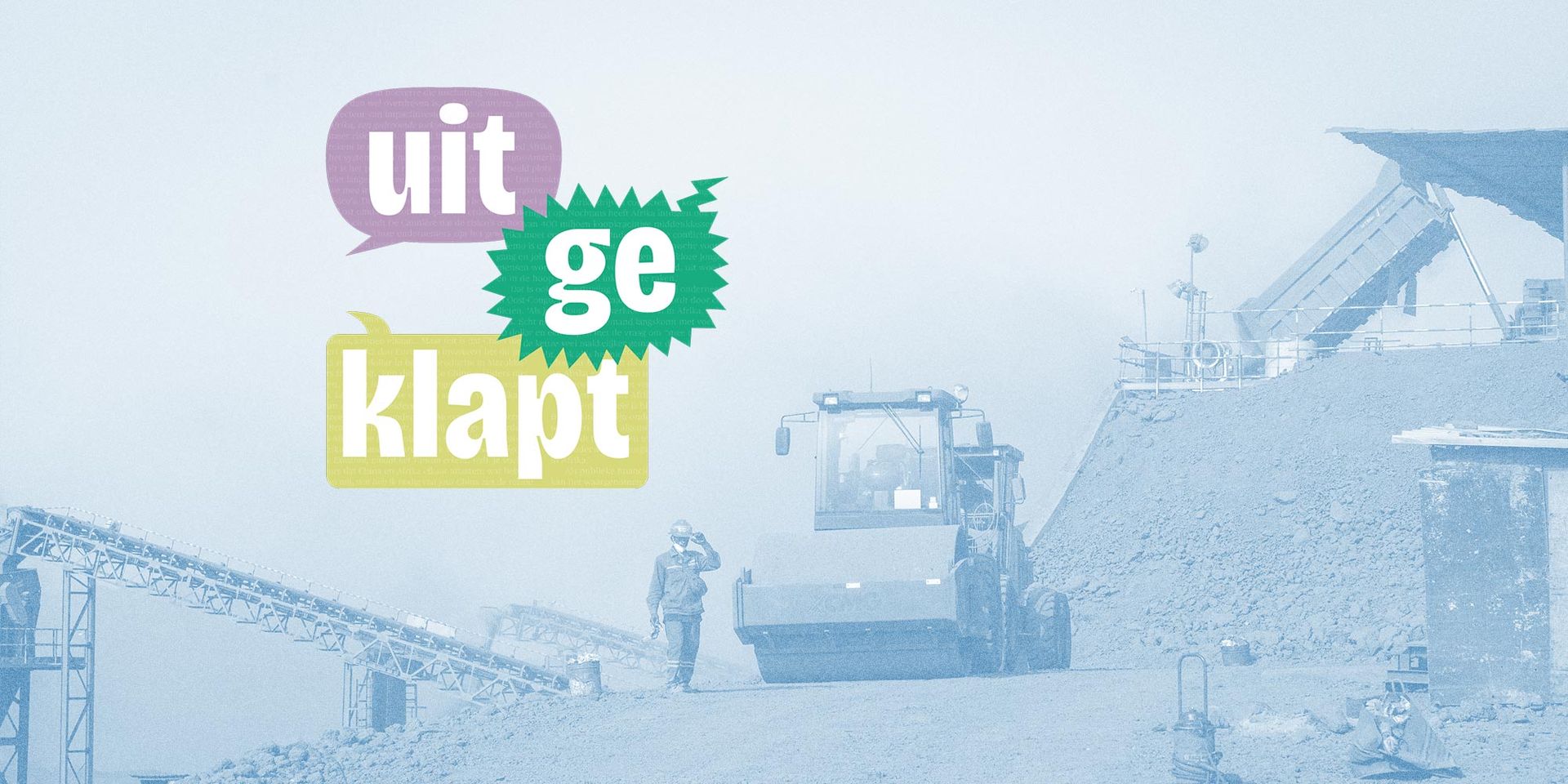 Een man staat naast een pletwals op een bauxietmijn in Guinee