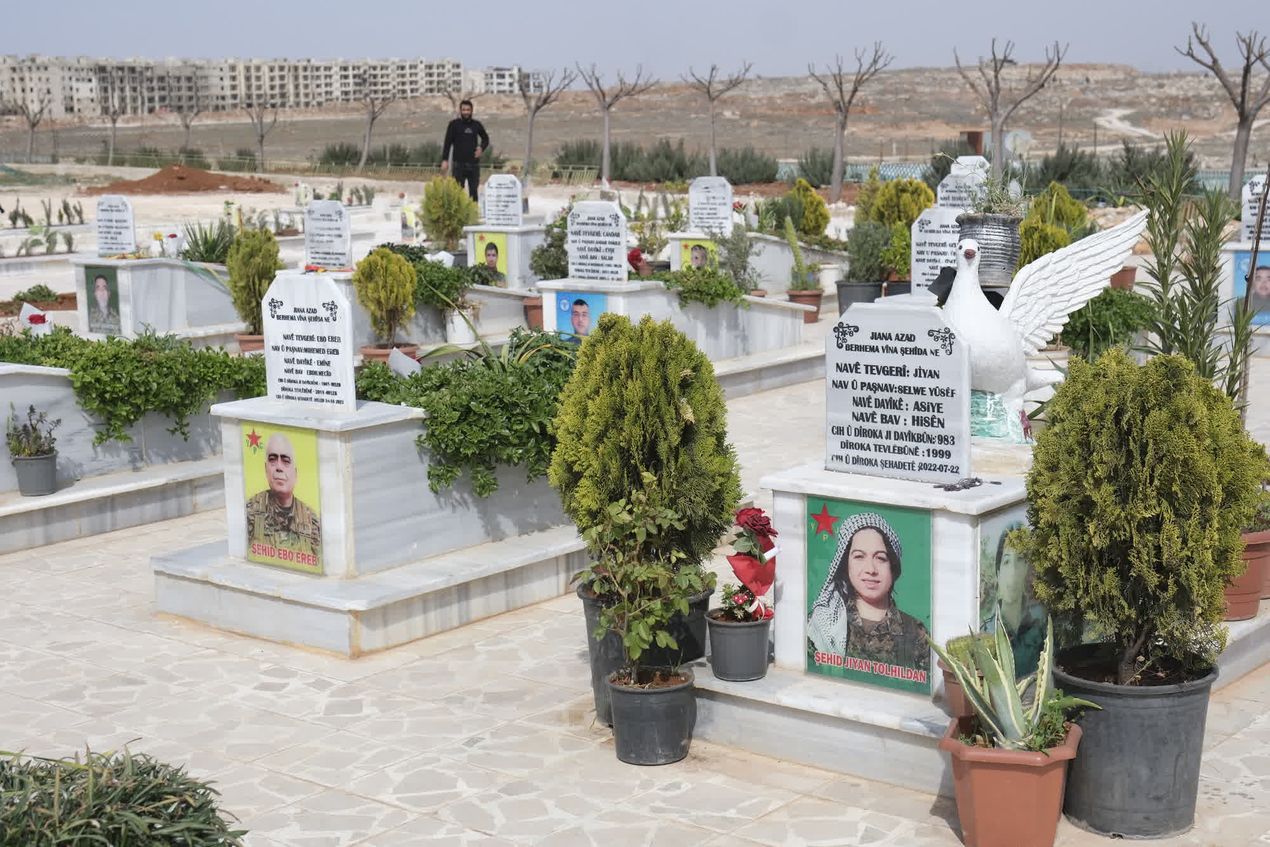 Een begraafplaats voor gesneuvelde soldaten van de SDF in Sheikh Maqsoud, Aleppo.