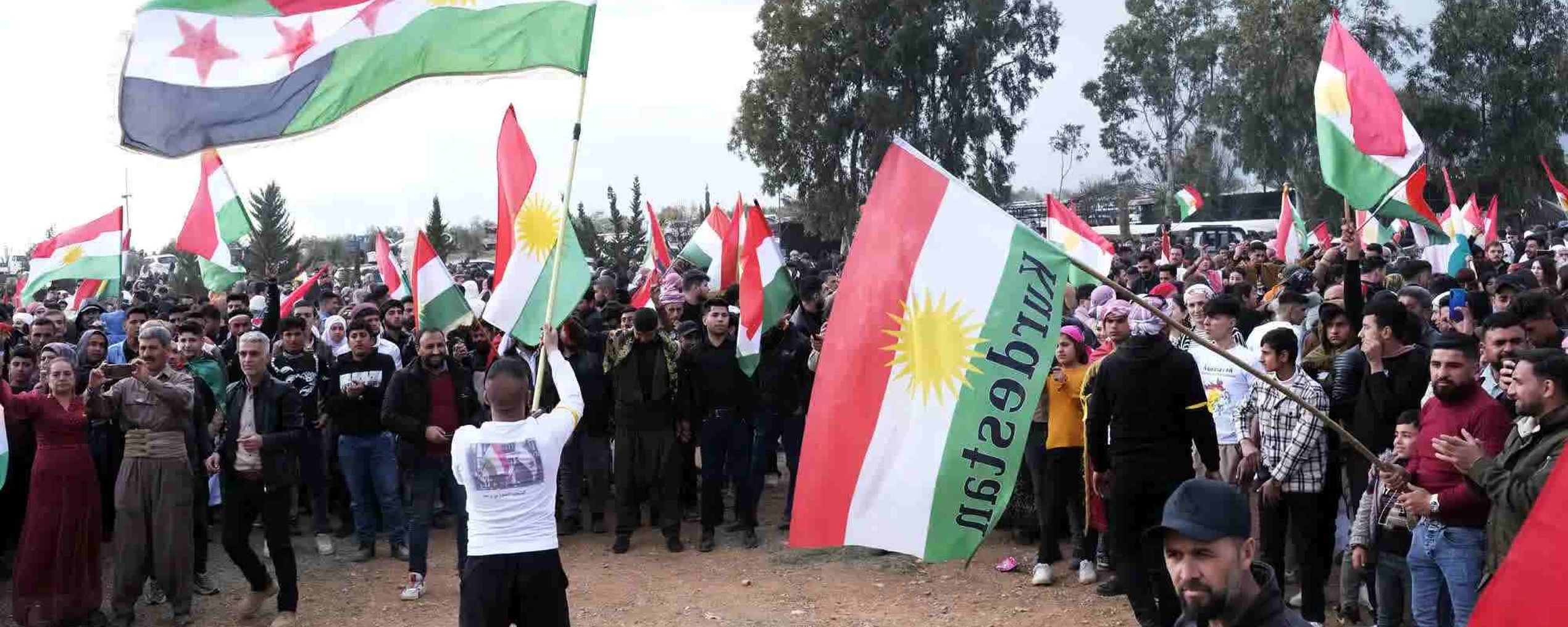 Tijdens het Koerdische nieuwjaarsfeest (Newroz) in maart 2025 in de regio Afrin waren zowel Koerdische vlaggen als nieuwe Syrische 'revolutievlaggen' zichtbaar. (c) Emiel Petrovitch