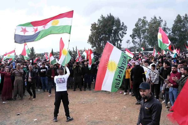 Tijdens het Koerdische nieuwjaarsfeest (Newroz) in maart 2025 in de regio Afrin waren zowel Koerdische vlaggen als nieuwe Syrische 'revolutievlaggen' zichtbaar. (c) Emiel Petrovitch