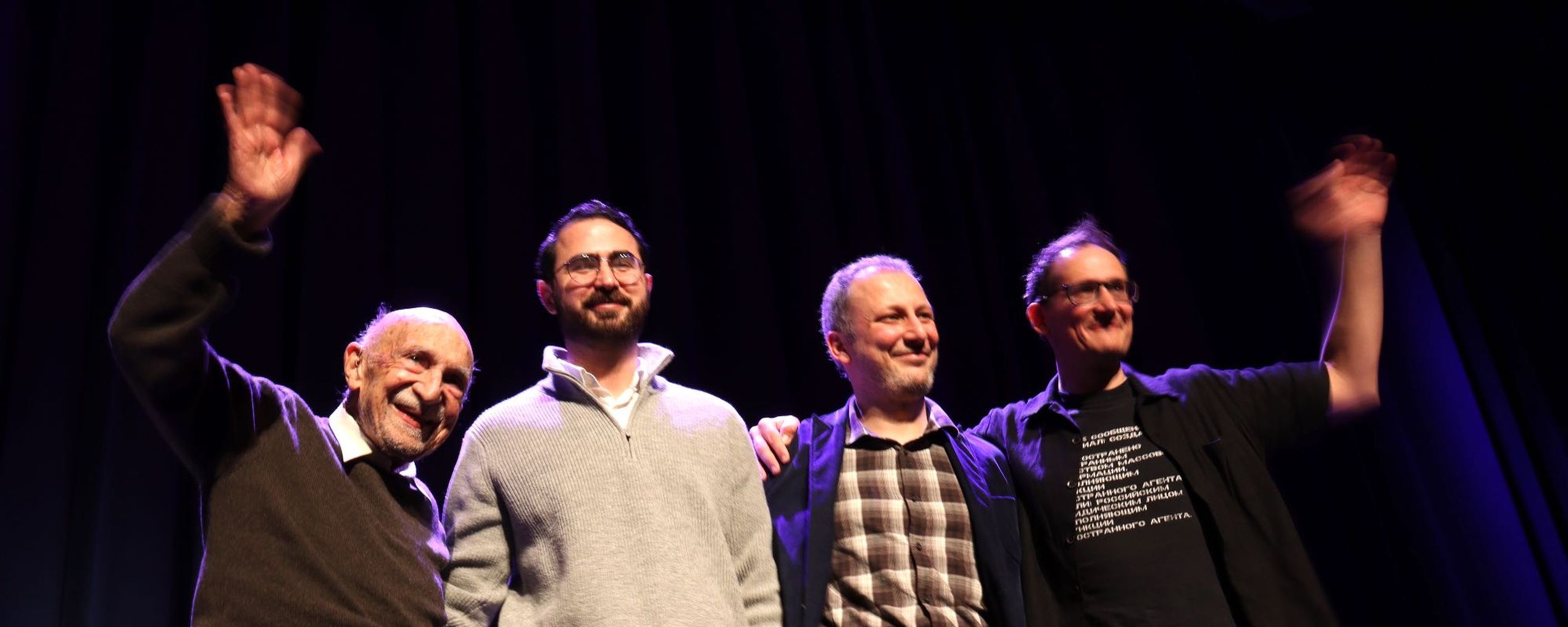 van links naar rechts: Simon Gronowski, Abdelrahman Alserr, een Turkse vluchteling, MO*journalist Pieter Stockmans