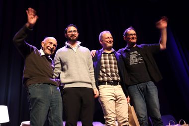 van links naar rechts: Simon Gronowski, Abdelrahman Alserr, een Turkse vluchteling, MO*journalist Pieter Stockmans