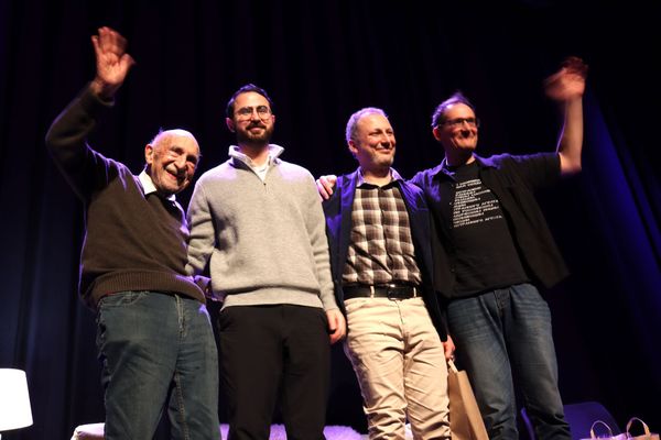 van links naar rechts: Simon Gronowski, Abdelrahman Alserr, een Turkse vluchteling, MO*journalist Pieter Stockmans