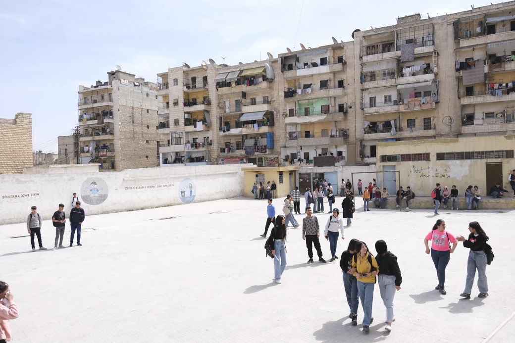 Jongeren op een speelplaats van een school in Sheikh Maqsoud, Aleppo