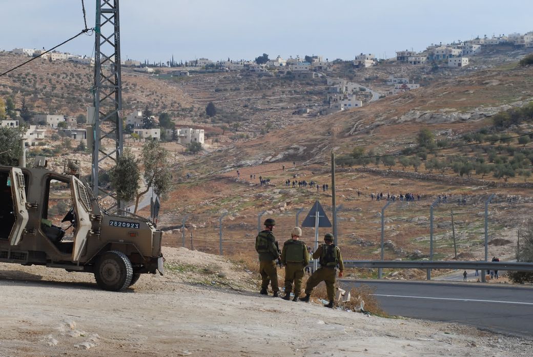 Israëlische soldaten houden schoolgaande Palestijnse kinderen in het oog