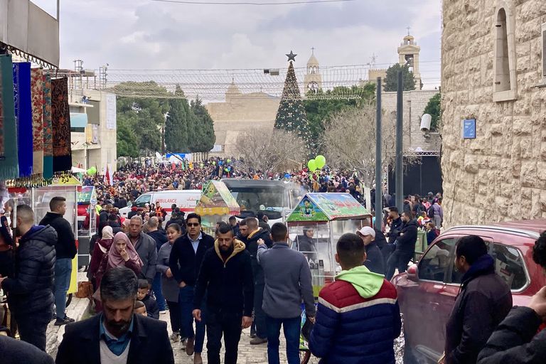 mensen op het plein voor de Geboortekerk in Bethlehem tijdens Kerstmis