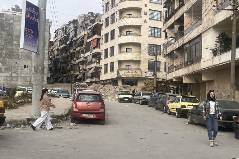 Ophoping van stenen en zandzakjes aan de rand van de wijk Sheikh Maqsoud in Aleppo, voorjaar 2025.