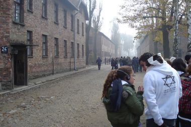 Israëlische jongeren in het nazivernietigingskamp Auschwitz, Polen