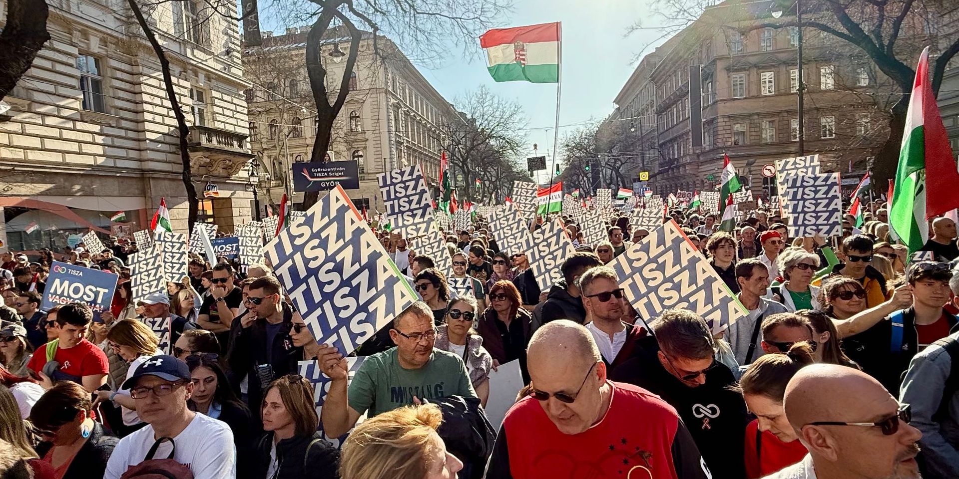 een demonstratie voor oppositiepartij Tisza in Boedapest