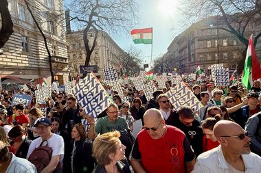 een demonstratie voor oppositiepartij Tisza in Boedapest