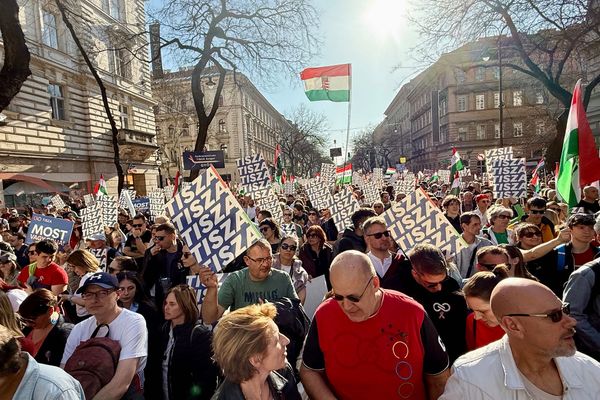 een demonstratie voor oppositiepartij Tisza in Boedapest