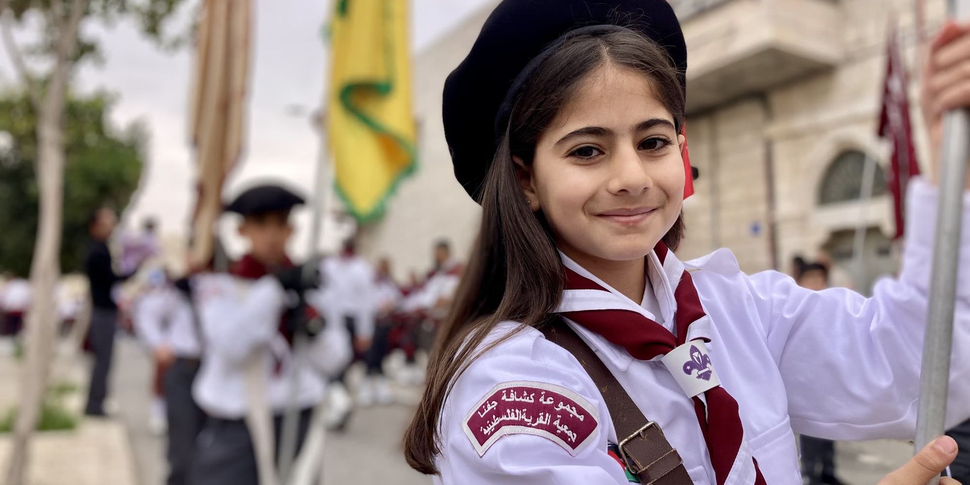 Palestijns meisje in een optocht van christelijke scouts uit Bethlehem