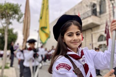Palestijns meisje in een optocht van christelijke scouts uit Bethlehem