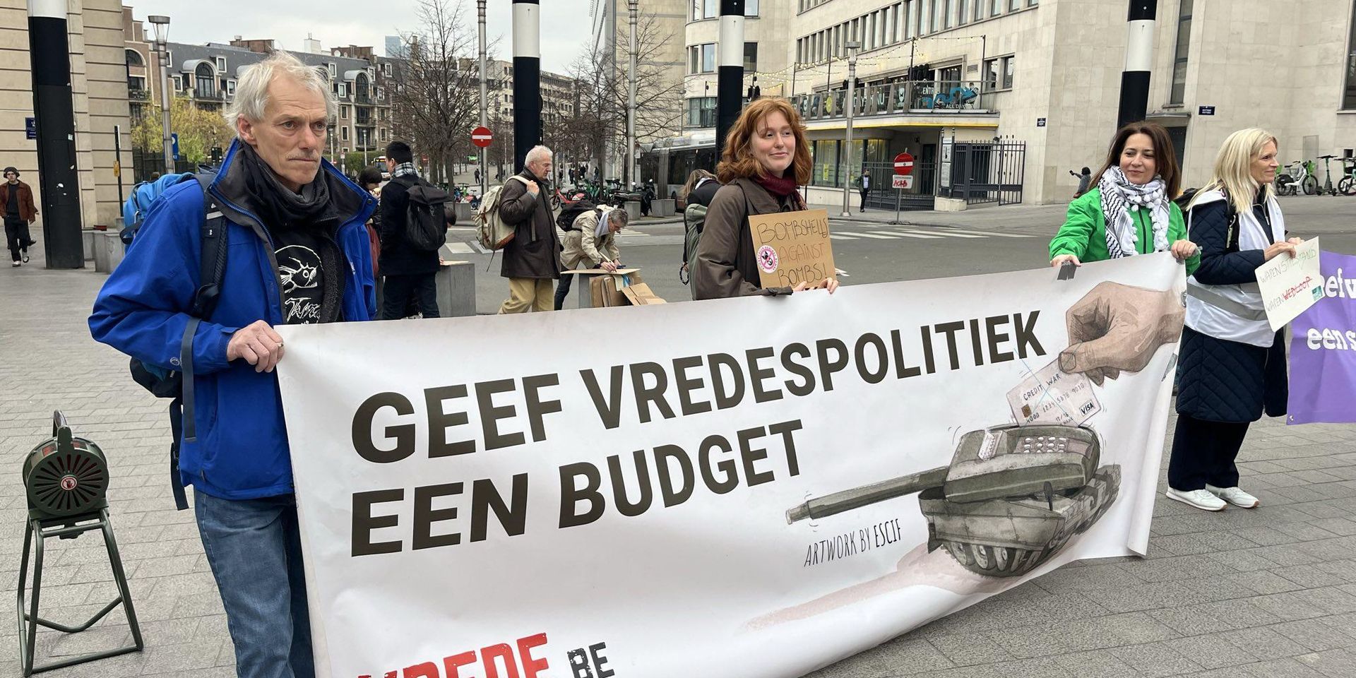Een spandoek tijdens een actie in Brussel met de tekst 'Geef vredespolitiek een budget'