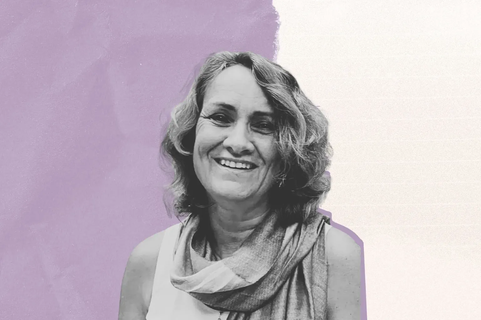 Portretfoto van Marie Geukens tegen een paarse achtergrond