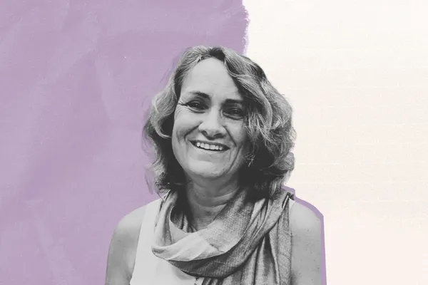 Portretfoto van Marie Geukens tegen een paarse achtergrond