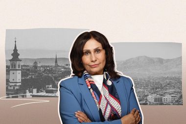 Een collage met een portretfoto van Manizha Bakhtari en zwart-wit beelden van Wenen en Kaboel.
