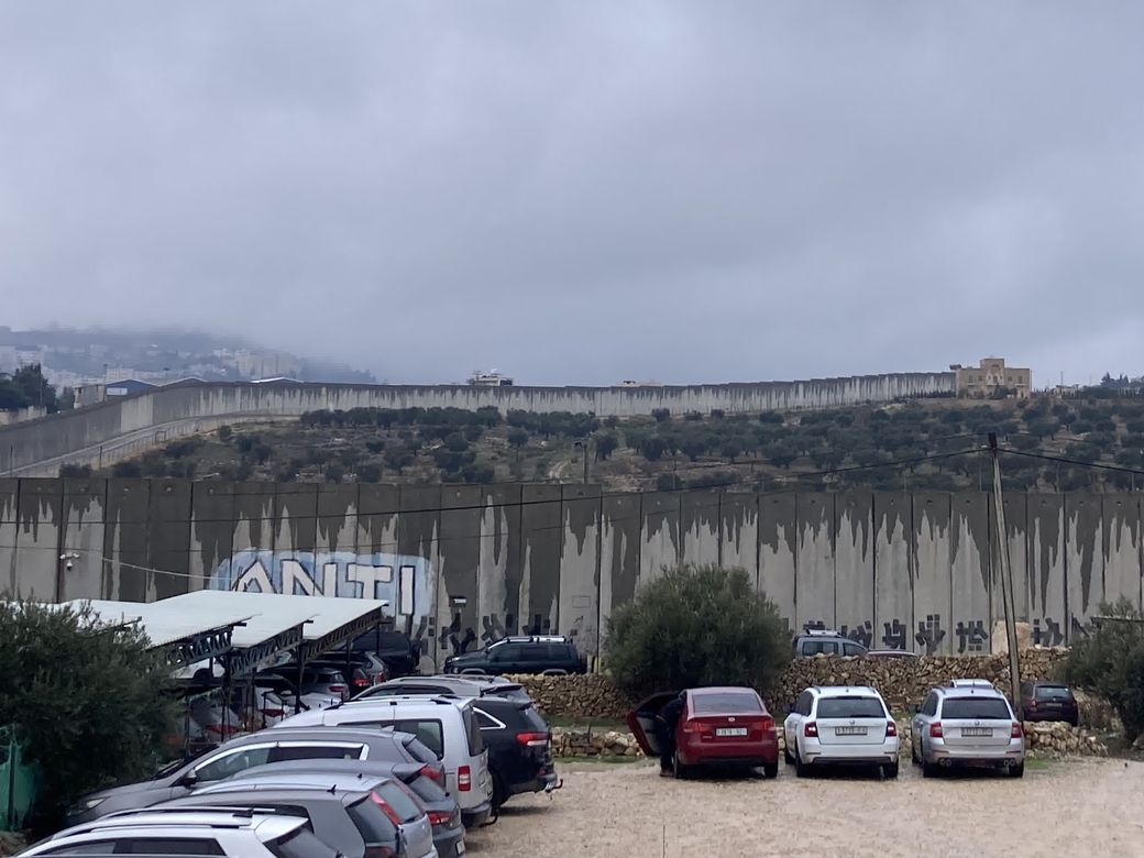 een muur scheidt olijfboomgaarden af van Bethlehem