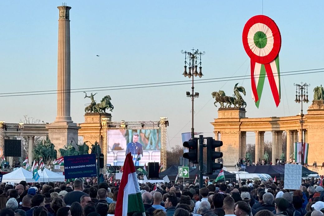 Hongaarse oppositieleider Magyar geeft een toespraak