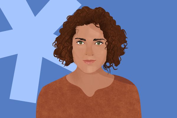 Illustration of a person with curly brown hair, wearing a brown shirt, on a blue background with a star shape.