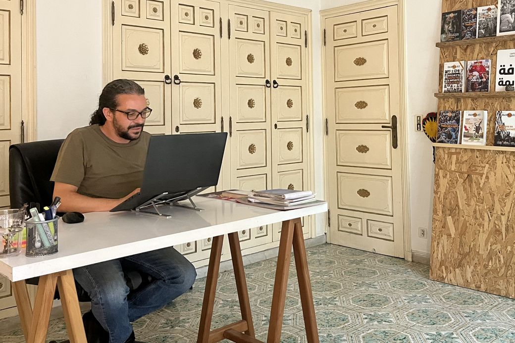 Hoofdredacteur Aymen Rezgui van Nawaat aan zijn bureau.
