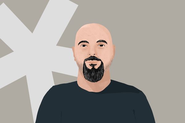 Illustration of a bald man with a dark beard on a gray background with a white asterisk shape.