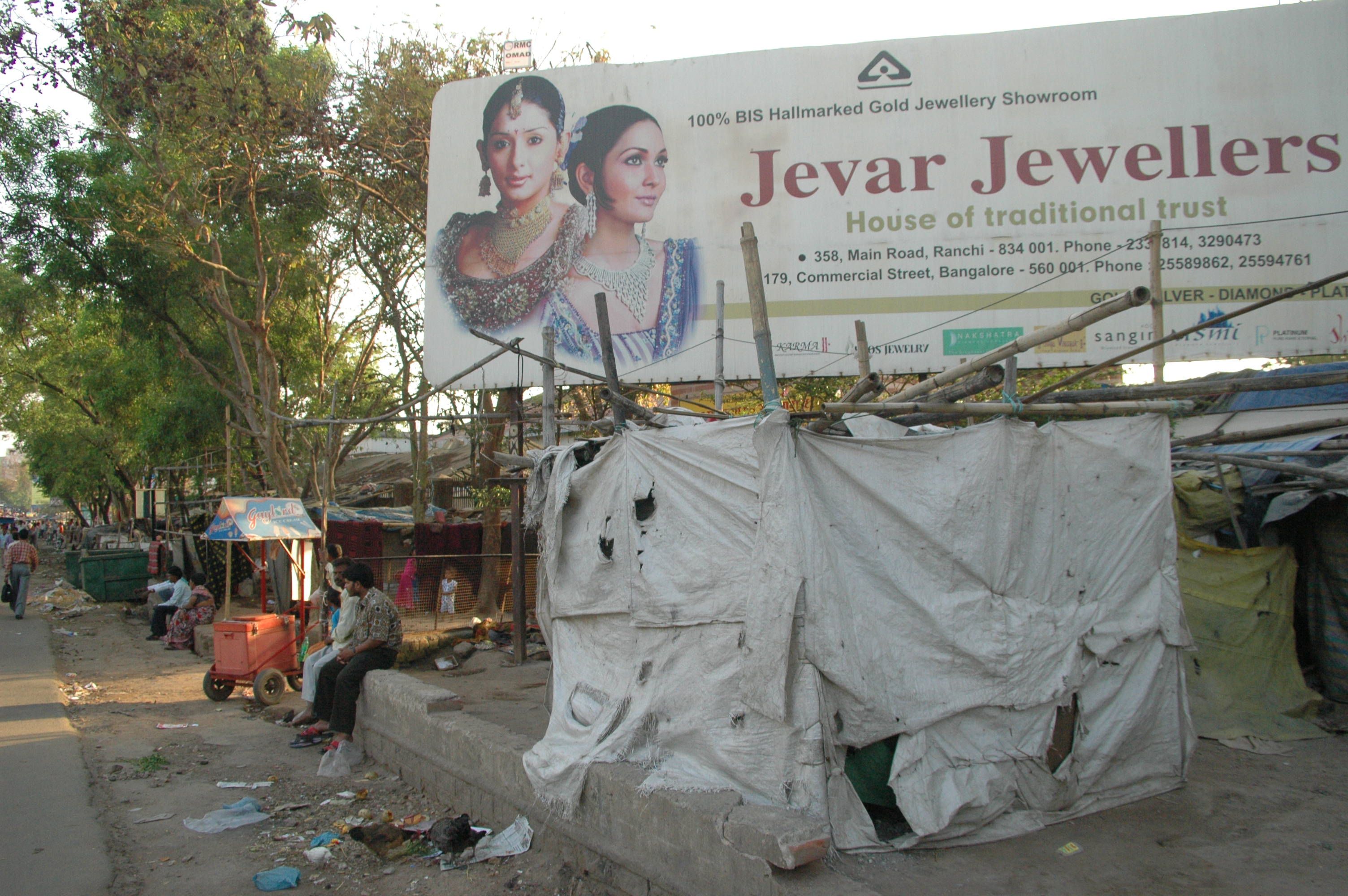 Juwelenreclame in slum in India