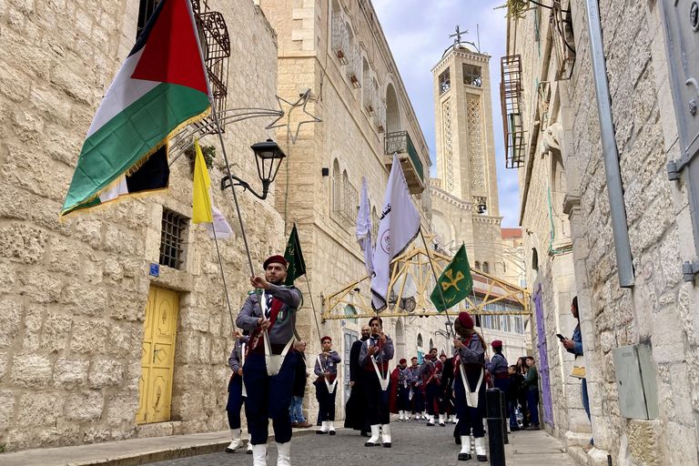 Palestijnse christelijke scouts marcheren door Bethlehem met een Palestijnse vlag