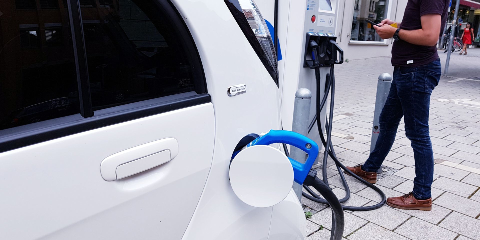 close up van een elektrische lader aan een wagen.