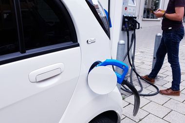 close up van een elektrische lader aan een wagen.