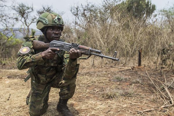 Een Rwandese soldaat tijdens een militaire oefening