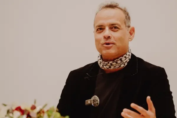 Portretfoto van Vijay Prashad