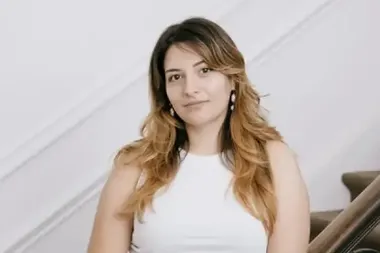 Portretfoto van Paola Verhaert, staande naast een trapleuning