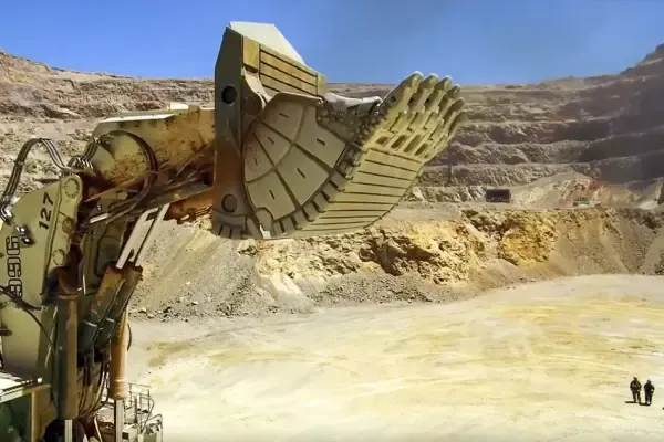 graafmachine in een openpit mijn