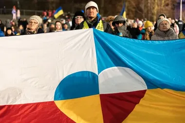 mensen lopen achter een vlag