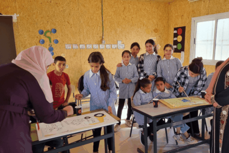 Beeld toont de voor en na van de vernieling van een schoolgebouw