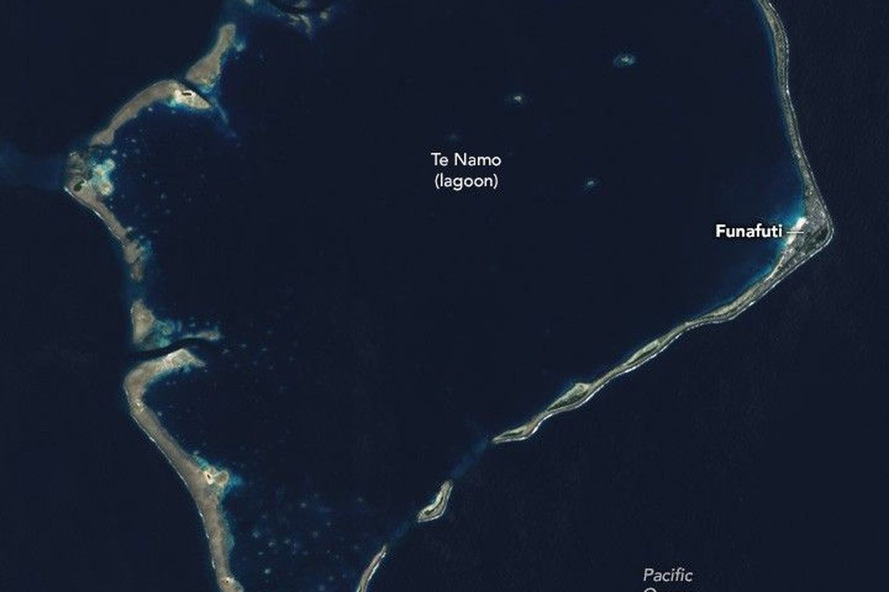 Een ruimtebeeld van Funafuti, de hoofdstad van Tuvalu, dat een smalle strook land is rond de laguna Te Namo.