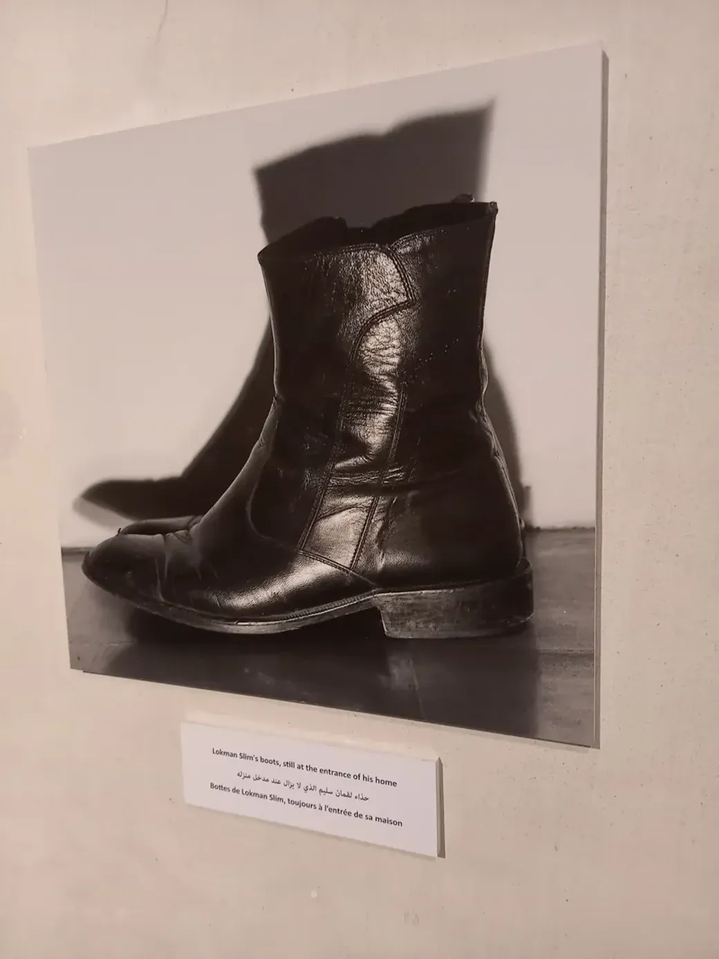 Schoenen van de vermoorde Lokman Slim in de tentoonselling ‘Remaining’