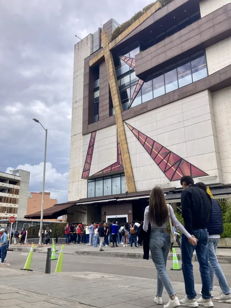 Het hoofdgebouw van de kerk El Lugar de Su Presencia in Bogotá, Colombia.