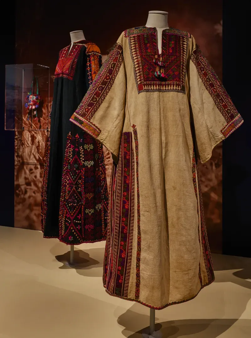 Palestijnse kleding met borduurwerk op een paspop in het Antwerpse modemuseum