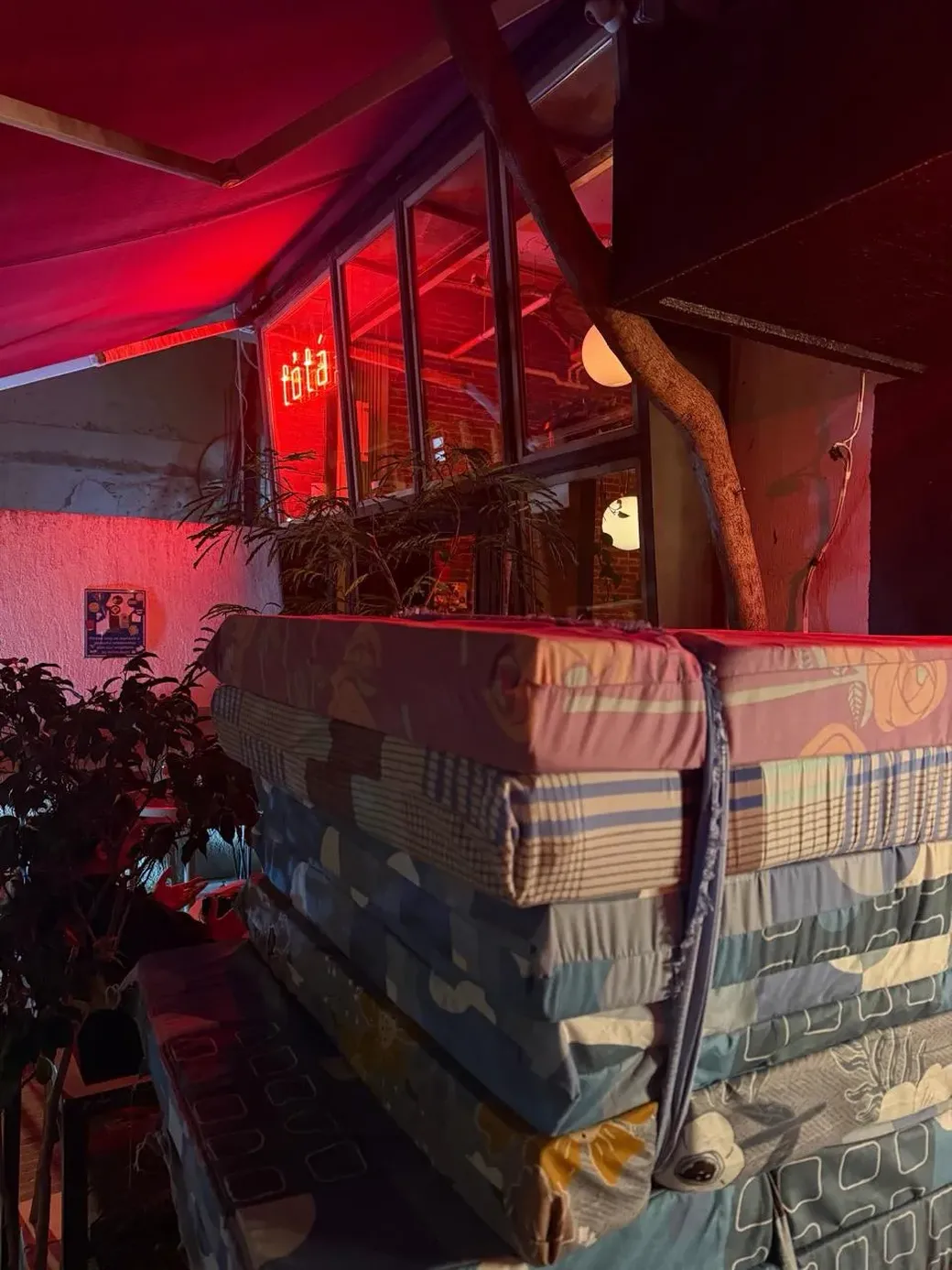 Een stapel samengebonden matrassen