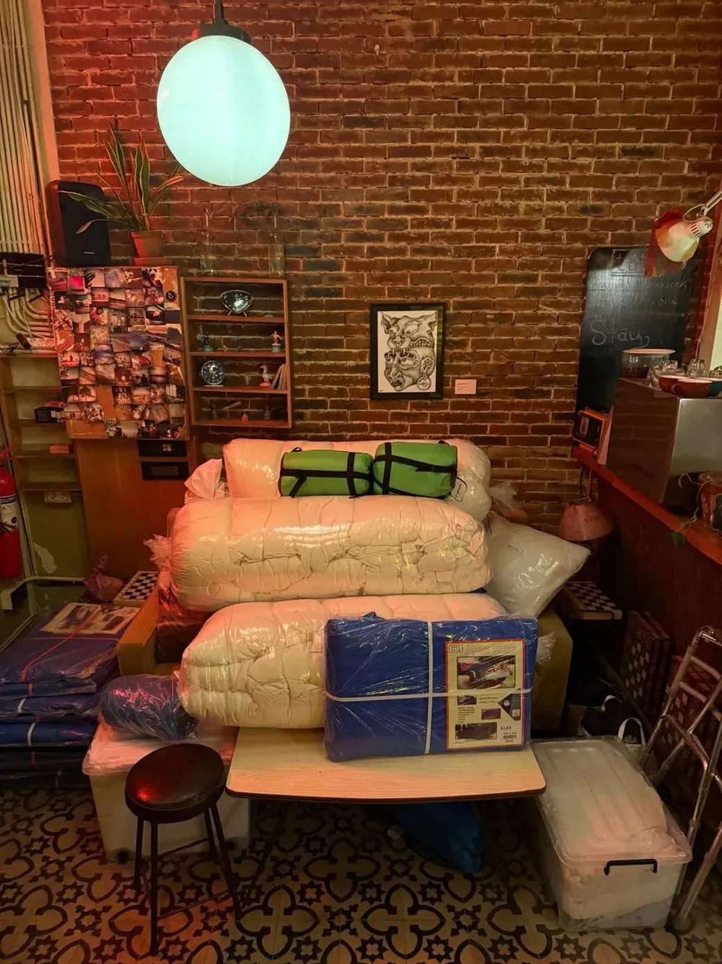 Een stapel donsdekens en plastiek zeilen