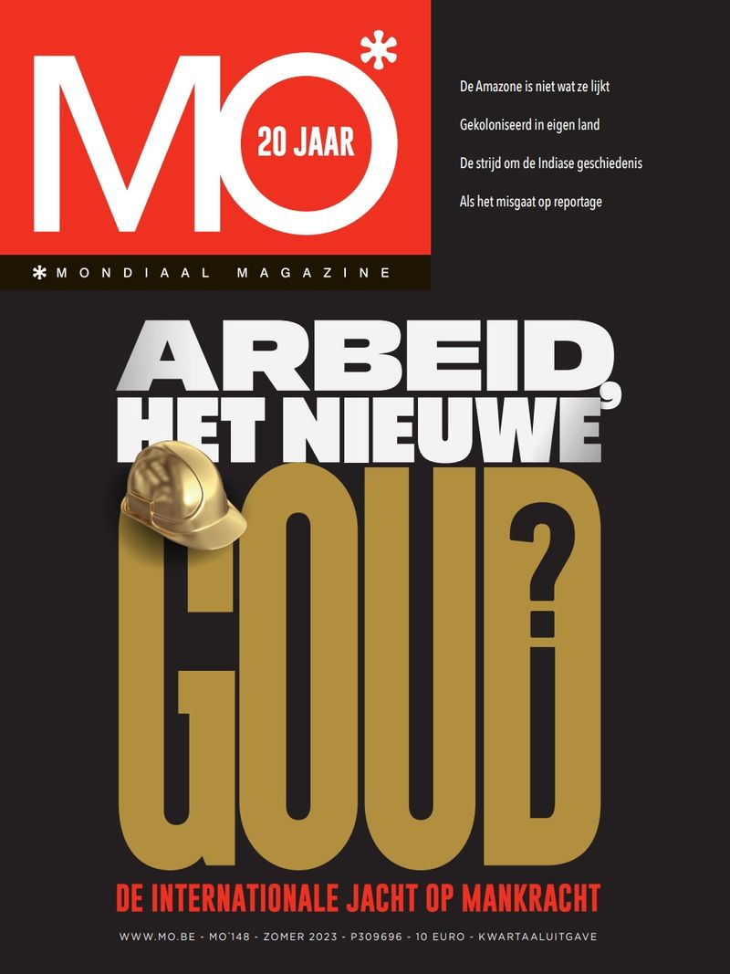 Magazine cover with a red "MO" logo, a golden helmet on text "ARBEID, HET NIEUWE GOUD?", and subtitles on global issues.