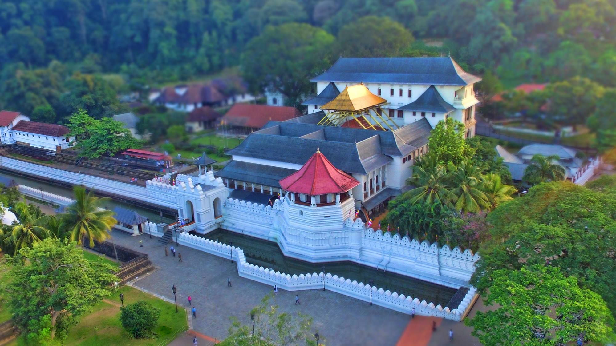 วัดพระธาตุเขี้ยวแก้ว