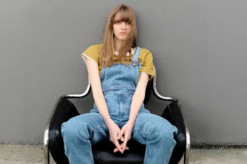 Femme portant une salopette en denim bleu clair Atelier TUFFERY collection été 2026 - Atelier Tuffery