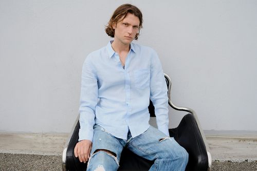 Homme portant une chemise bleu clair Atelier TUFFERY collection été 2026 - Atelier Tuffery