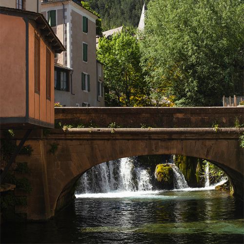 Pont en pierre et cascade emblématique à Florac, cœur des Cévennes - Atelier Tuffery
